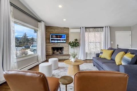Pikes Peak Views | Luxe Retreat | Game Room