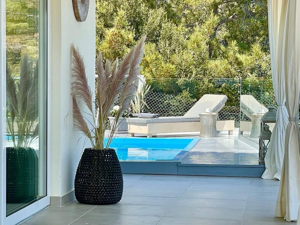 Olive Green mit Blick auf das Wasser - Agios Nikolaos