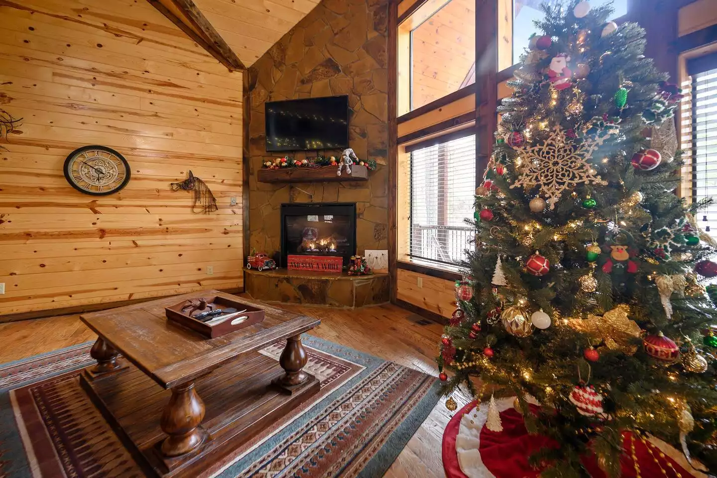 Enjoy the holidays with festive decorations for family pictures and gifts (December only) Enjoy the holidays with festive decorations for family pictures and gifts (December only) - Iron Horse Lodge - Broken Bow