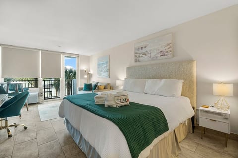 Bright room with stunning views, chic decor, and a relaxing balcony. Enjoy paradise!