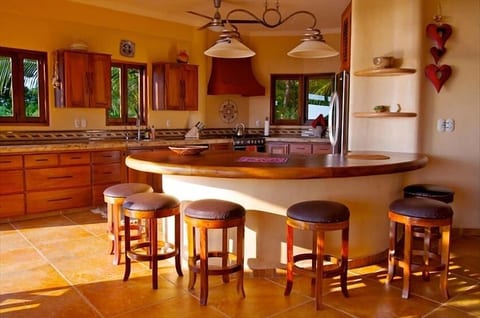 Gourmet Kitchen/Bar