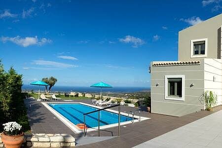 Villa Horizon: Privacy, Scenic Views & Exterior