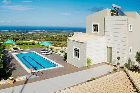 Villa Horizon: Privacy, Scenic Views & Exterior