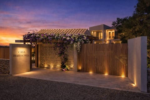 5BR Villa with Pool, Outdoor Cinema & Fire Pit