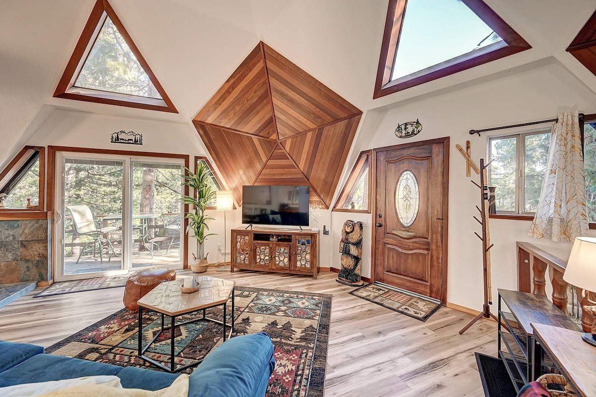 Cuddly Bear Dome Cabin w/ Spa image 1