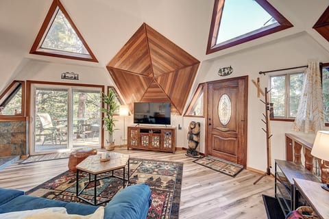 Cuddly Bear Dome Cabin w/ Spa image 1