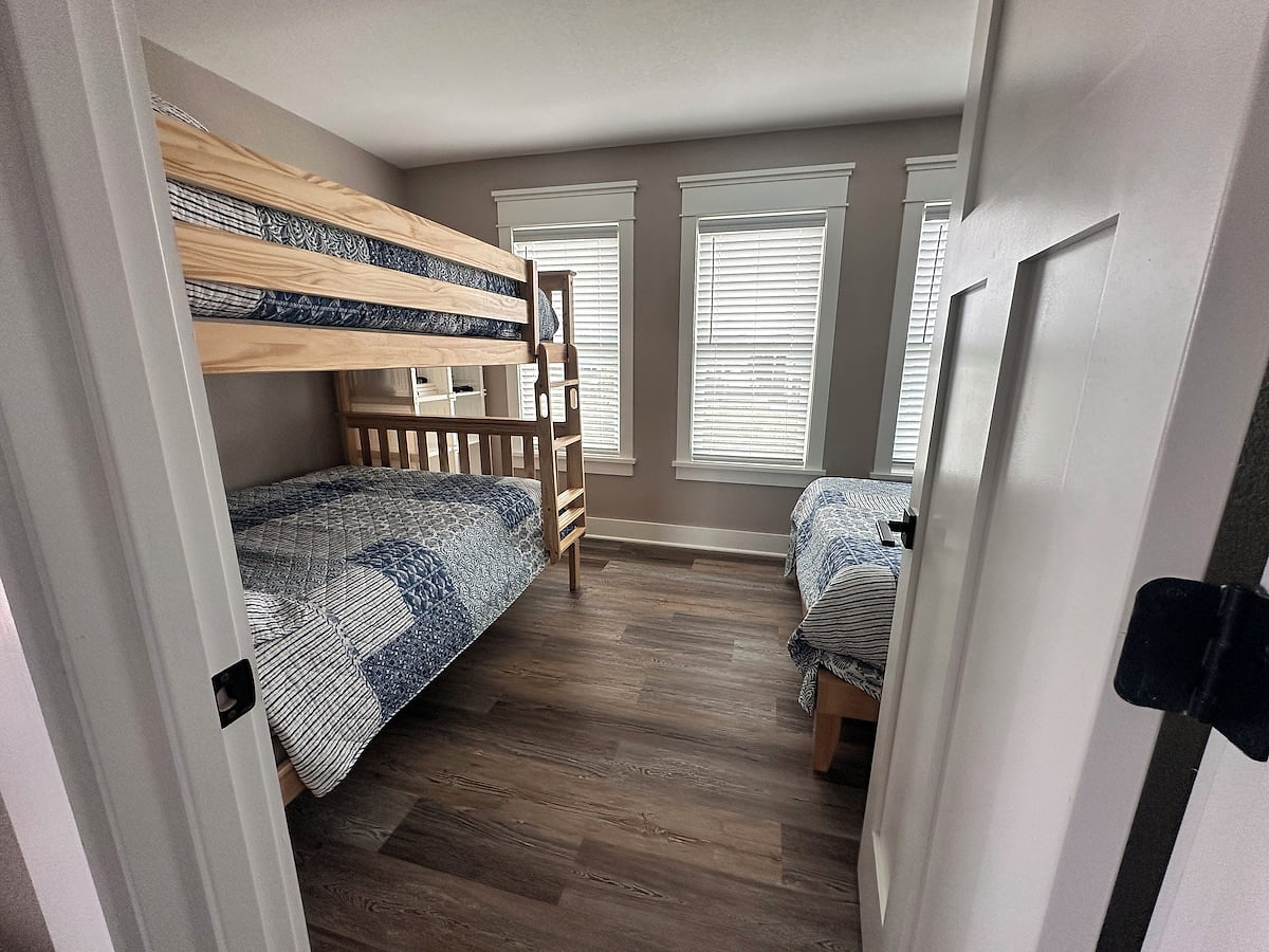 Bedroom 5 (Middle Level)Bunk bed plus a full size bed
