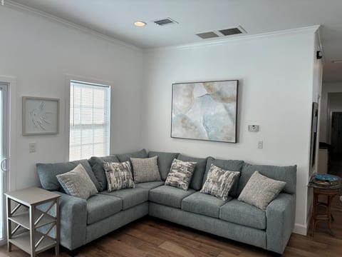 Island Paradise - Half Block from Duval, 2.5BR, 2BA with Pool