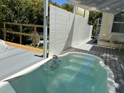 Island Paradise - Half Block from Duval, 2.5BR, 2BA with Pool