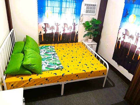 Bedroom 1 (Queen Bed)