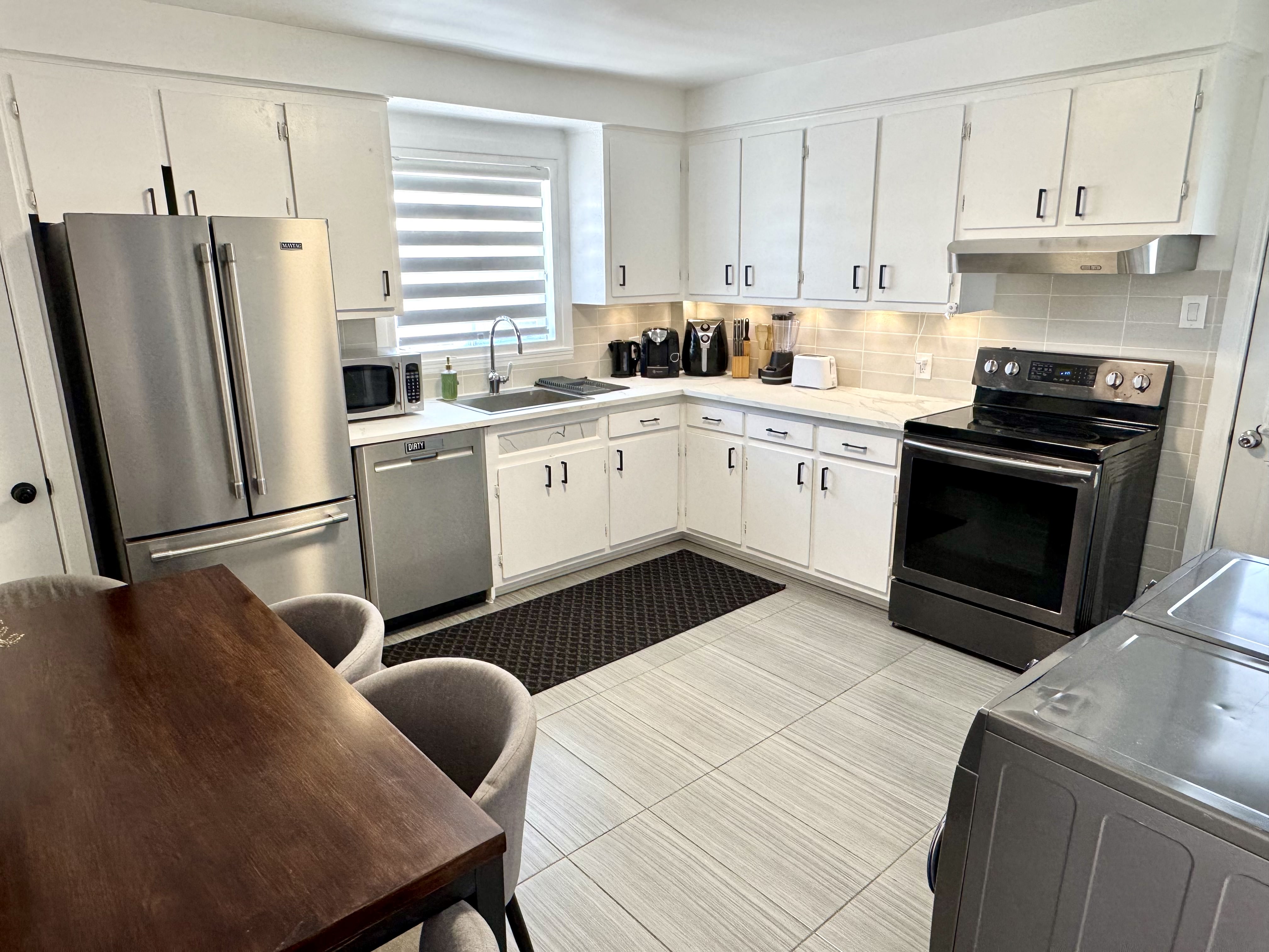 15 mins to Downtown Montreal! Family-Sized Apt