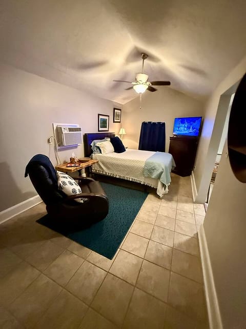 <| Whispering Palms Cottage Suite |>