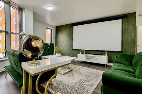 Luxury Cinema Lounge 2Bed Leeds City Centre FREE Parking
