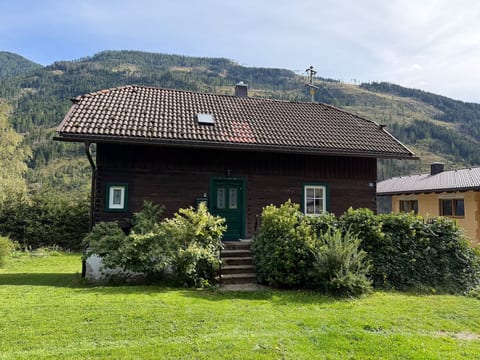 The slanted little house
