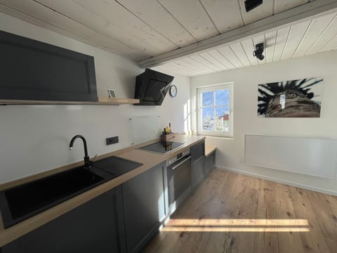 The slanted little house