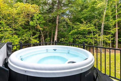 Trail’s End | Hot Tub + Fire Pit + Air Hockey + Swim + Hike