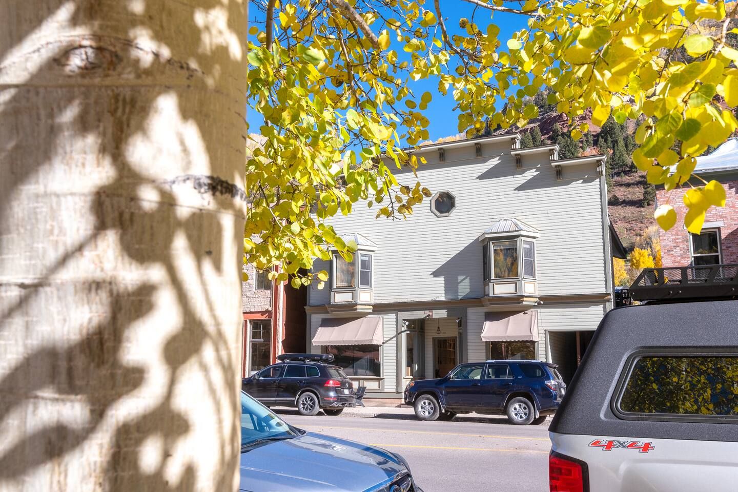 Located on the quiet end of Mainstreet! You will enjoy all the hustle and bustle of being in town without the noise! 