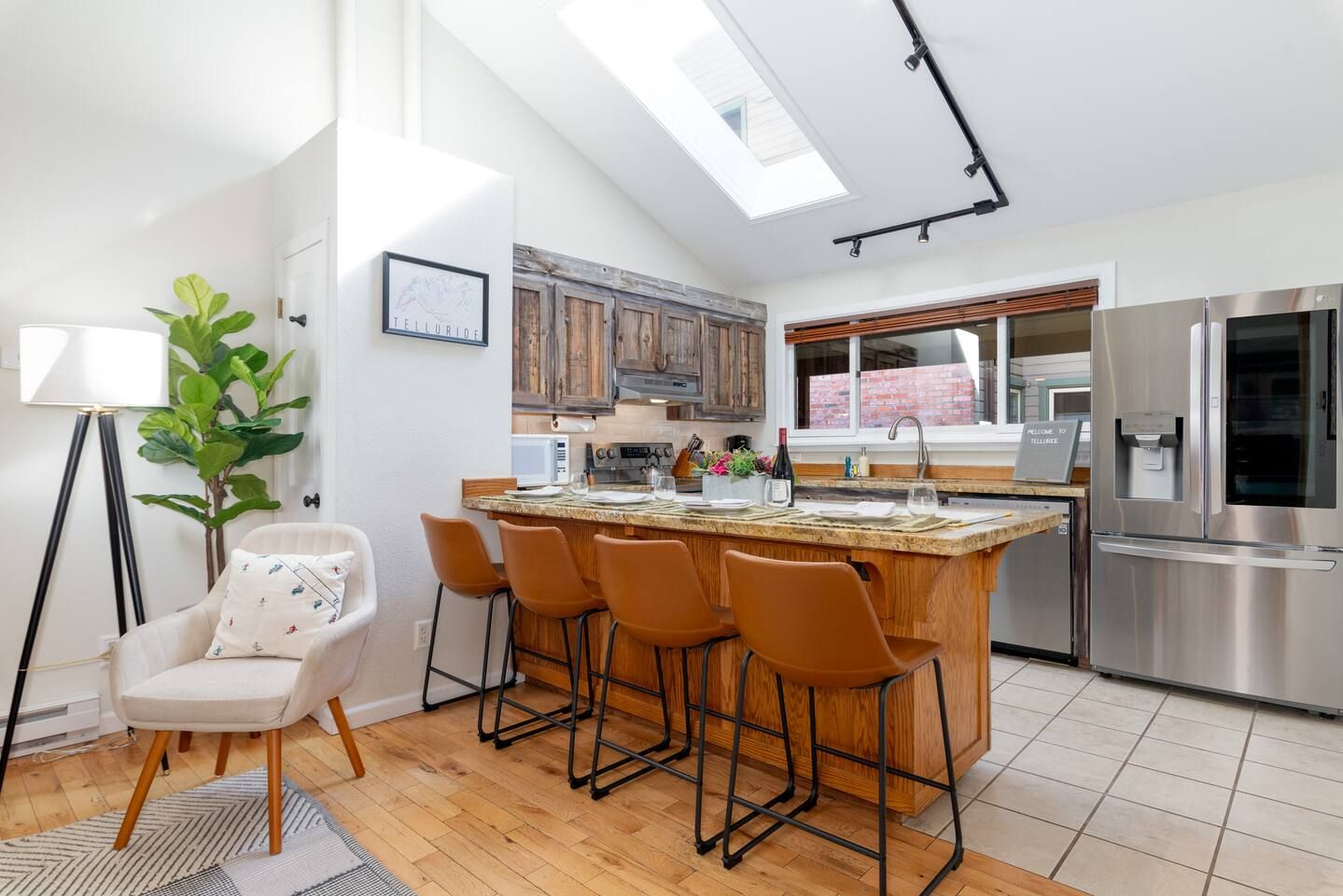 Monthly Rental - Spacious Townhome on Mainstreet!