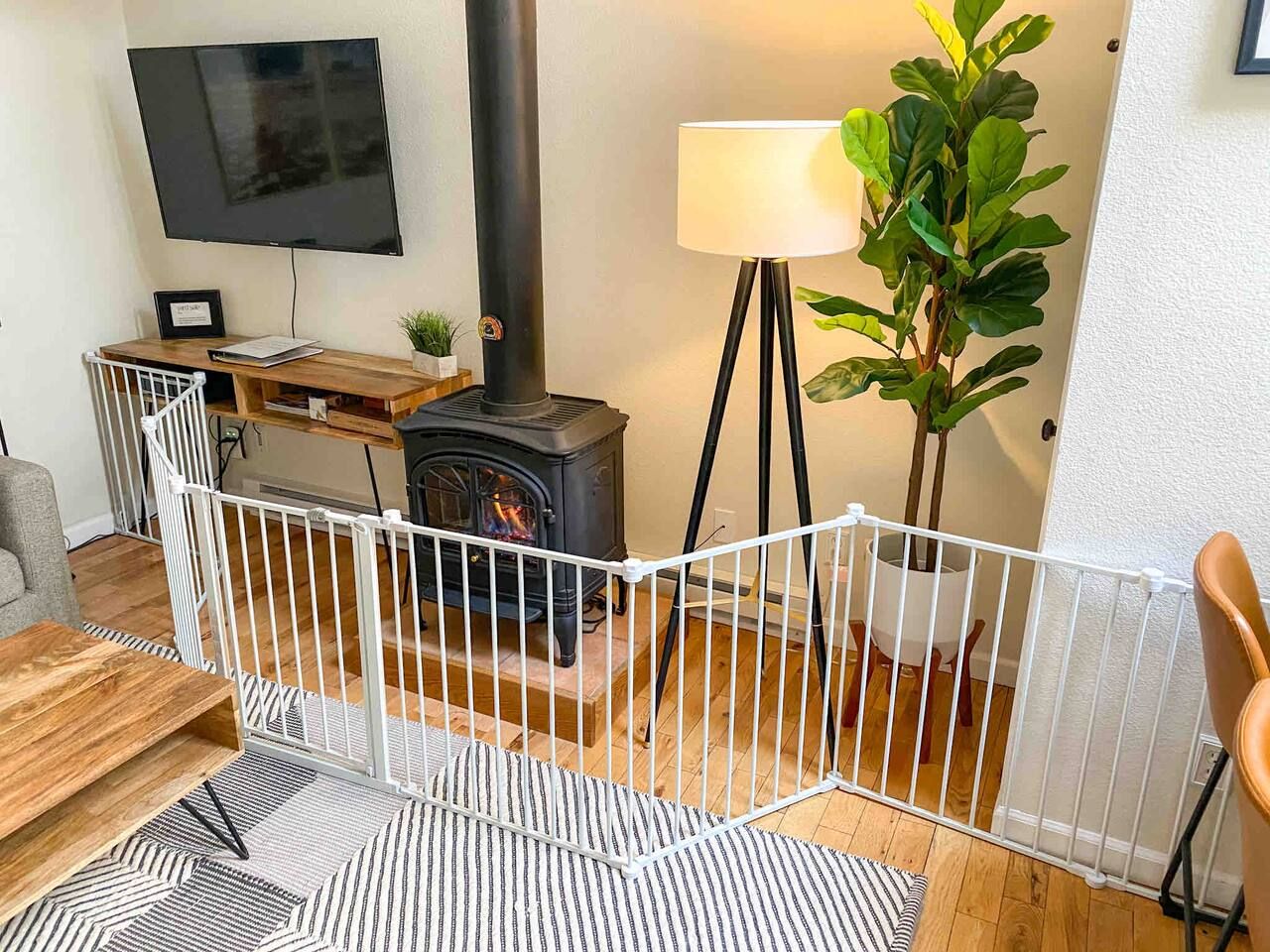 Portable baby gate that can be setup around fire place to protect small children. Can also be converted into a circular play pen with a gate.