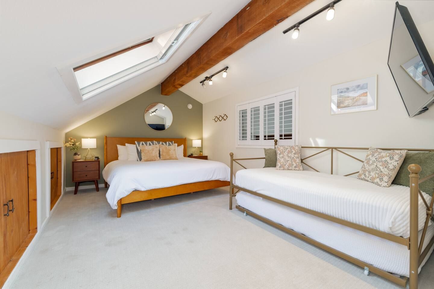 Monthly Rental - Spacious Townhome on Mainstreet!