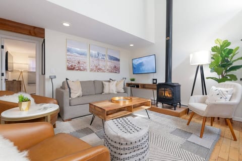 Monthly Rental - Spacious Townhome on Mainstreet!