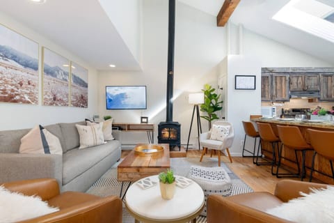 Monthly Rental - Spacious Townhome on Mainstreet!