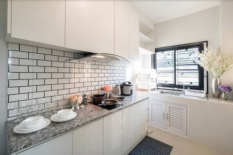 4 Bedroom Pool House near City
