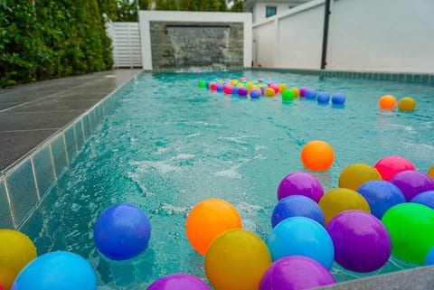 4 Bedroom Pool House near City