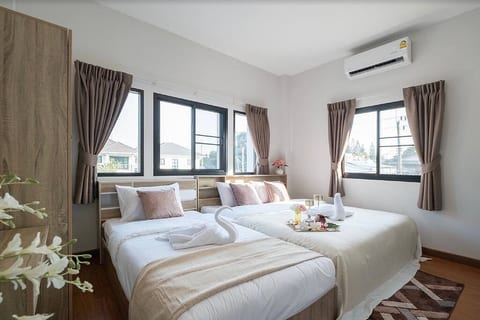 4 Bedroom Pool House near City