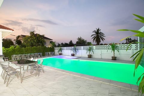 Spacious Karaoke Villa near City. Conference Room