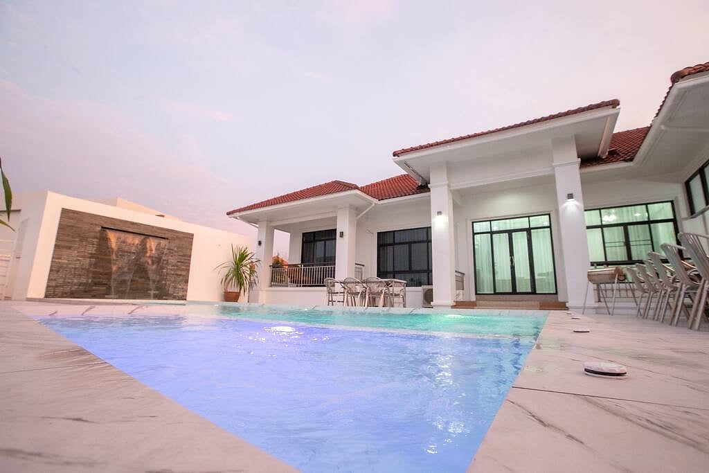 Spacious Karaoke Villa near City. Conference Room
