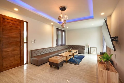 6 Bedroom Karaoke Party Villa. Pool Table