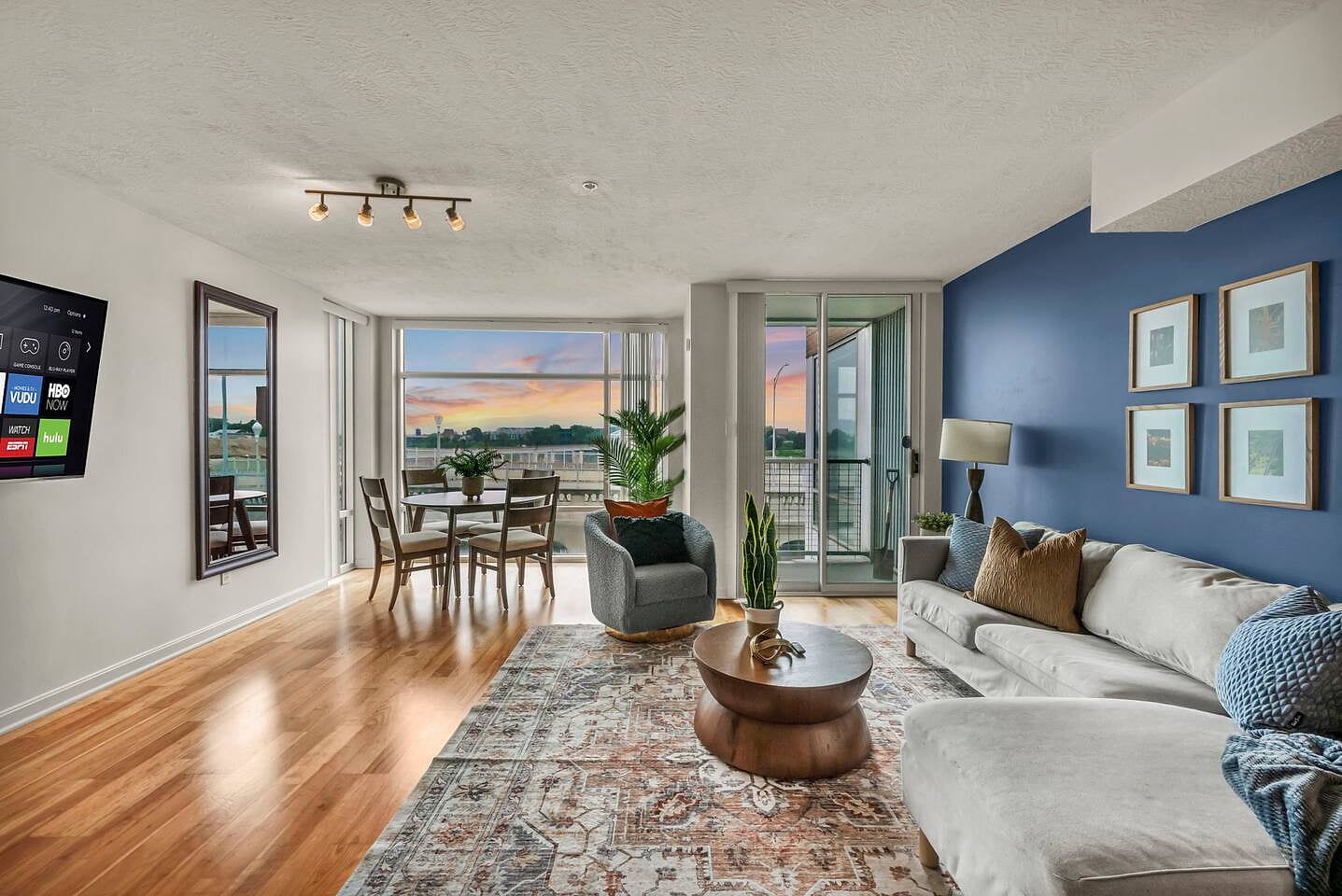 Riverview Getaway|Free Parking| 24/7 Gym|Metropark