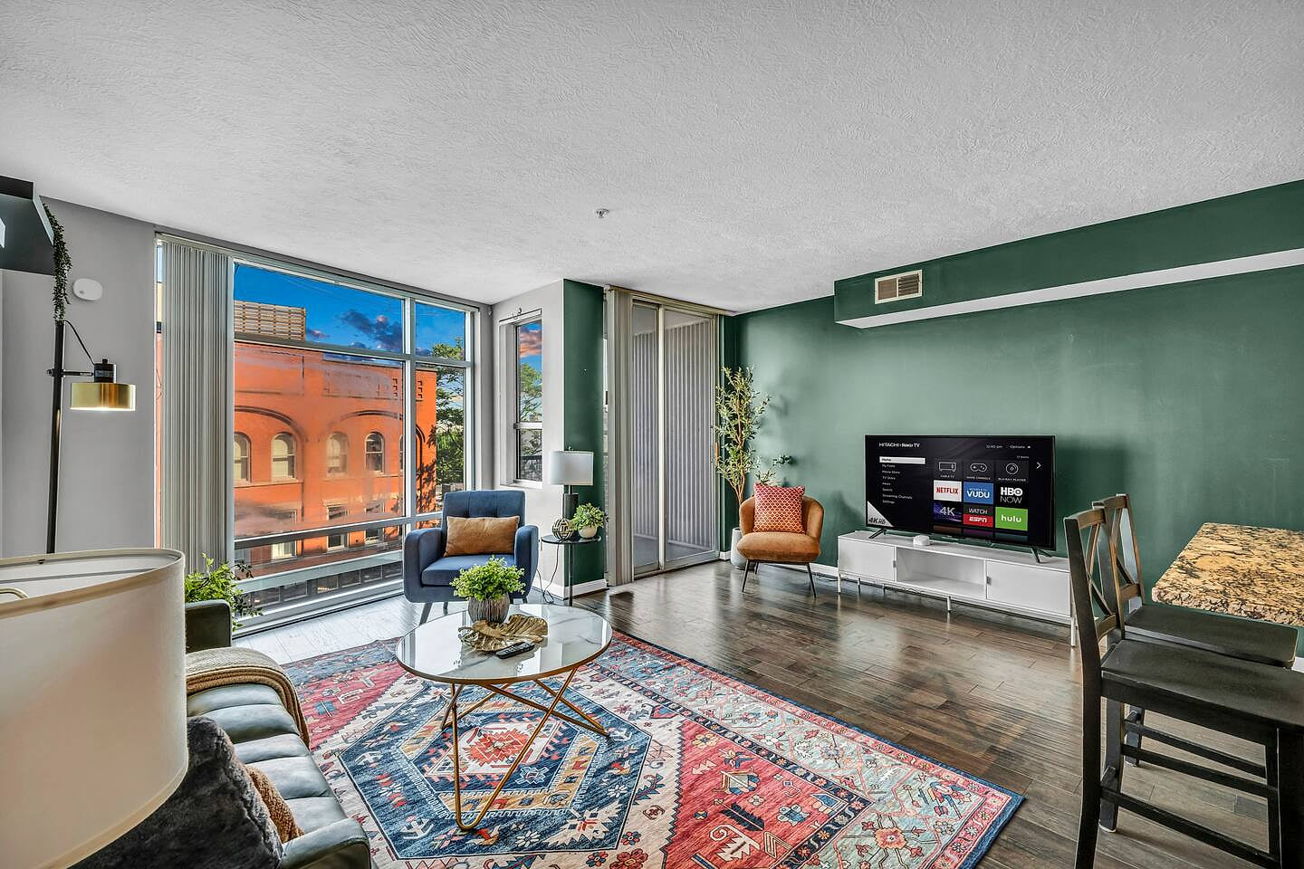 Downtown Getaway|Free Parking| 24/7 Gym| Metropark