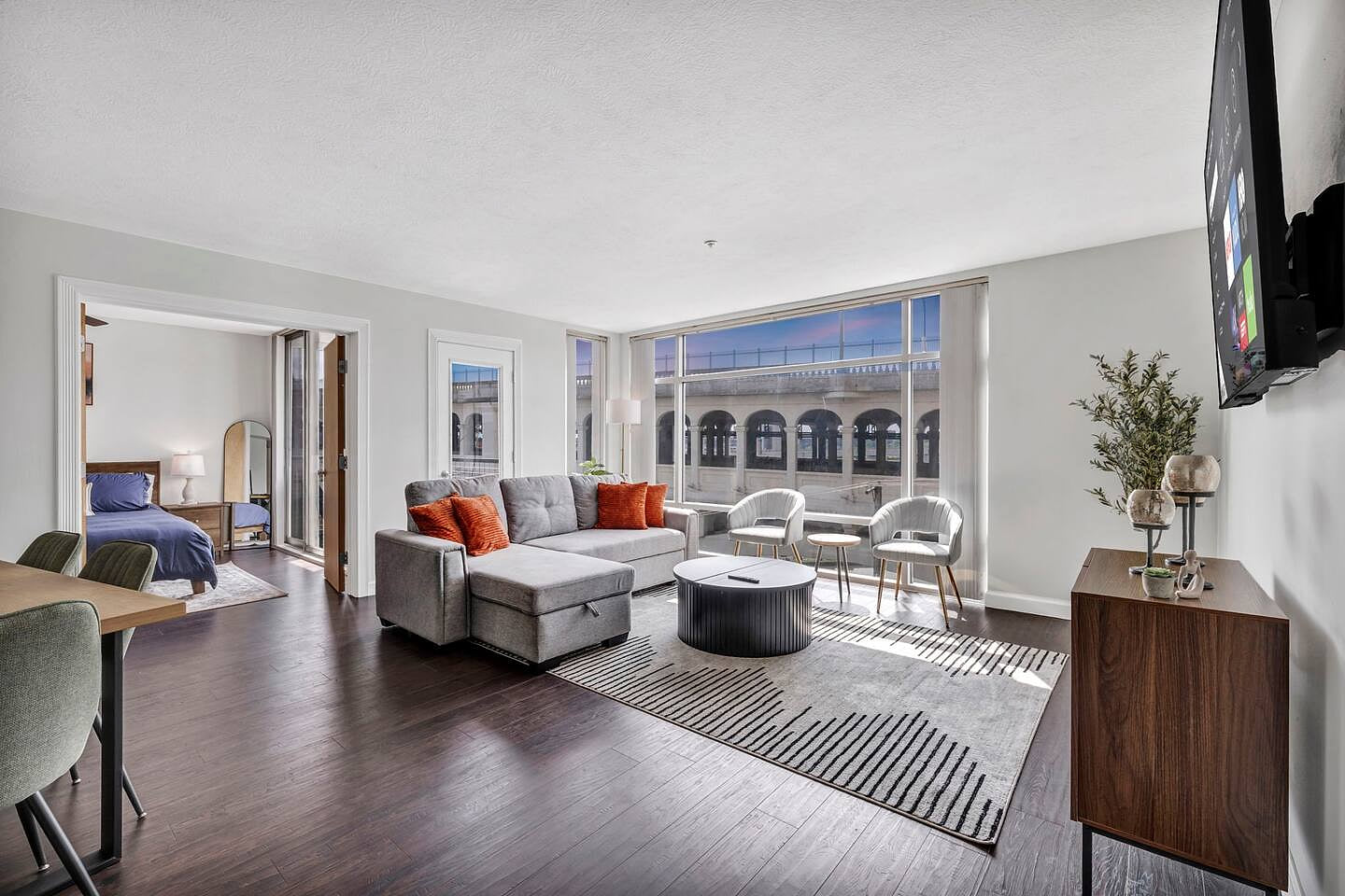 Stylish Flats Condo with Free Parking and Gym