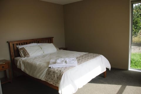 Relaxing Kaikoura Home with BBQ & Mountain Views