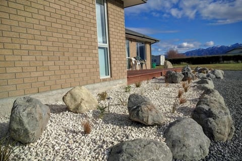 Relaxing Kaikoura Home with BBQ & Mountain Views