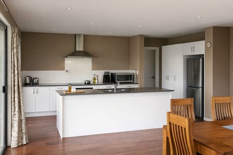 Relaxing Kaikoura Home with BBQ & Mountain Views