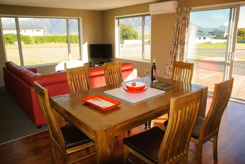 Relaxing Kaikoura Home with BBQ & Mountain Views