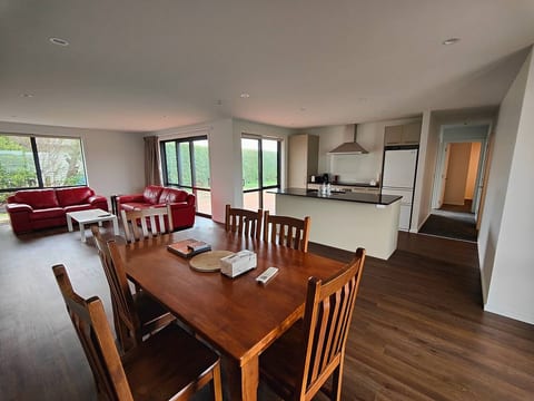 Dining, kitchen & lounge, front unit