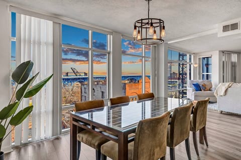 Lakeview Condo + Flats + Parking + Gym