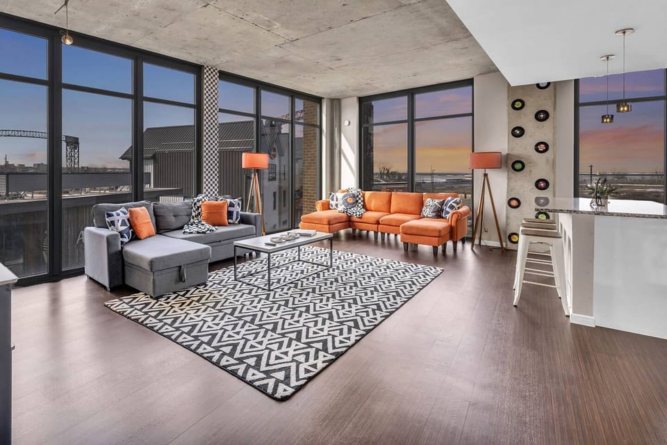 Lake + River view + Balcony + 2 Free Parking + Gym - Cleveland