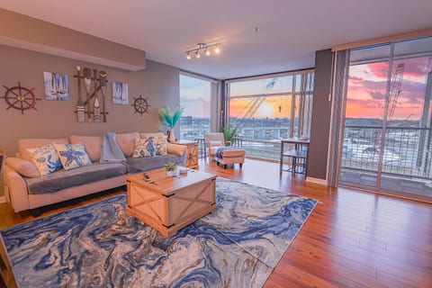 Riverview + Balcony + Parking + 24/7 Gym-Boathouse