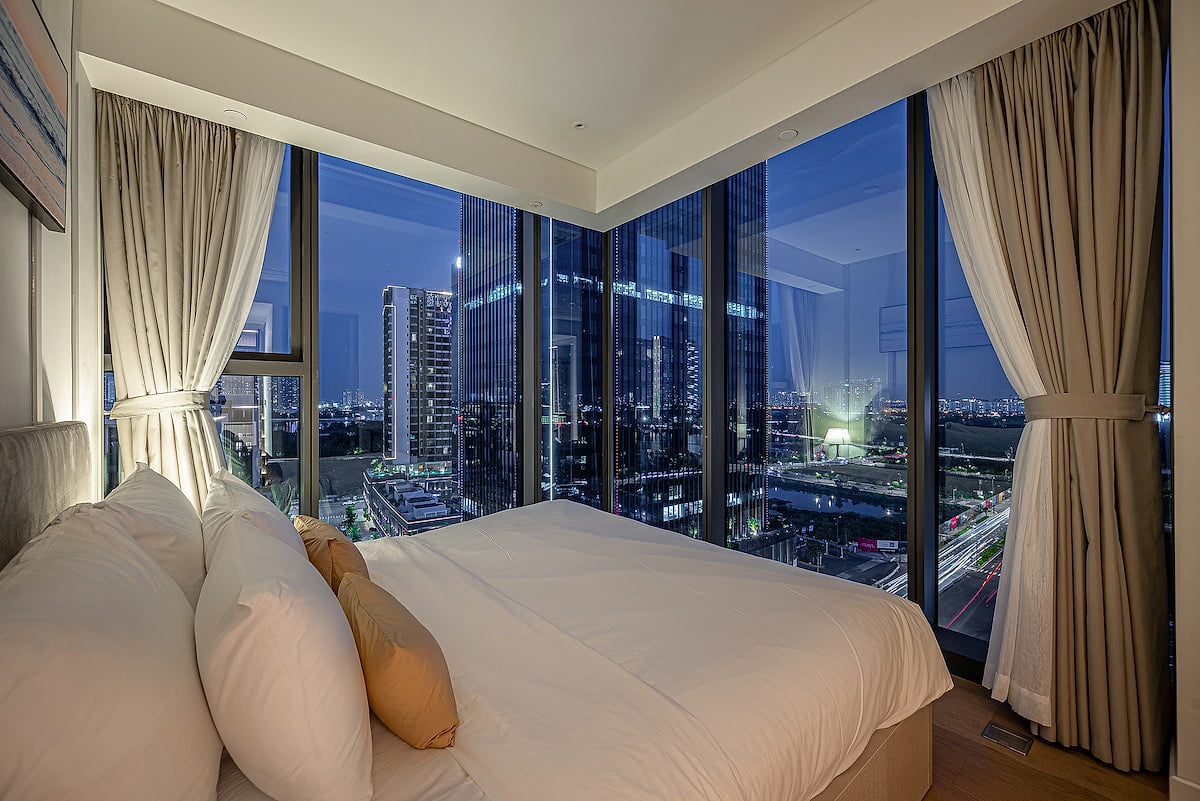 NEW President Corner Suite - CBD - Amazing View image 1