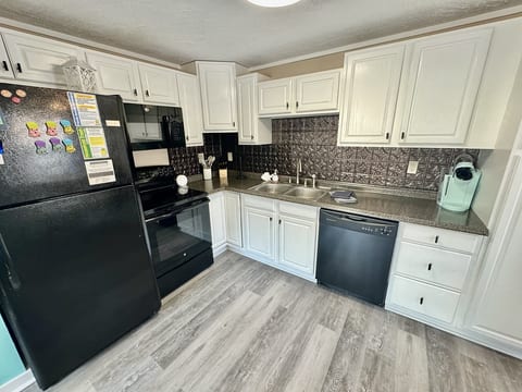 🌴 Stylish 2-Bedroom Beach House w/ Golf Cart + Pet Friendly | Ocean Lakes Family Campground 🌊