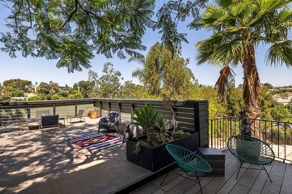 Huge Outdoor Patio, Peaceful Views. - Los Angeles