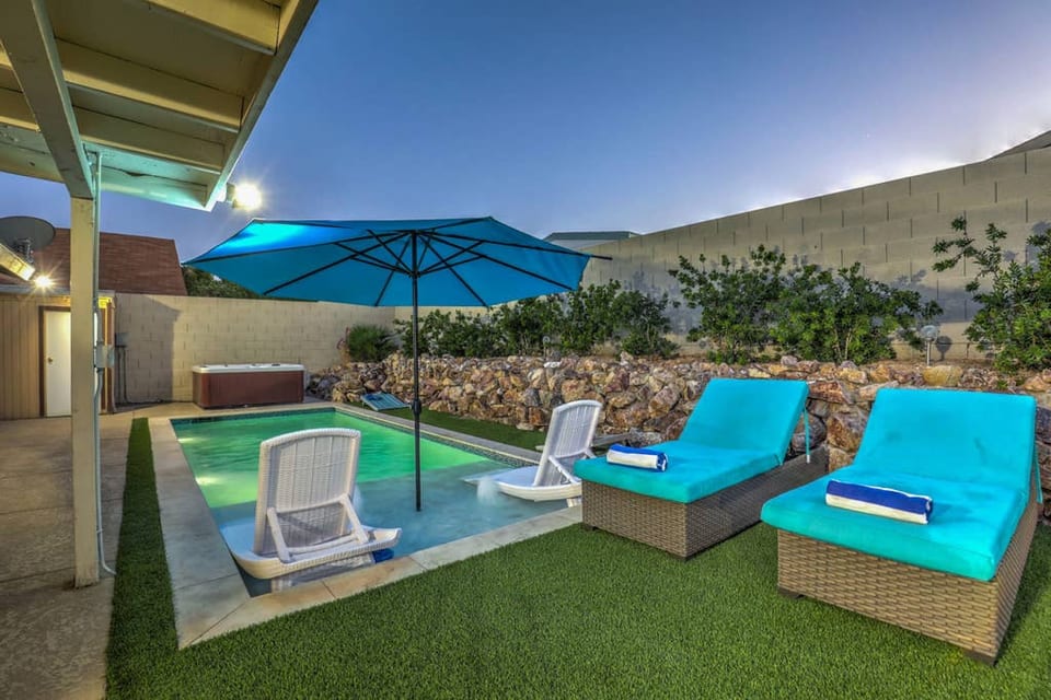1.8 Miles from the Strip! Private Pool, Game Room! - Las Vegas