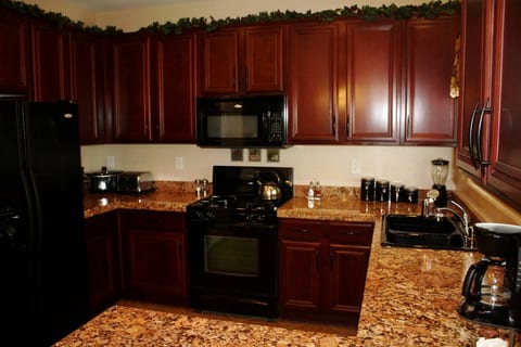 Charming 5 bedroom home w/ Spa, Game Room