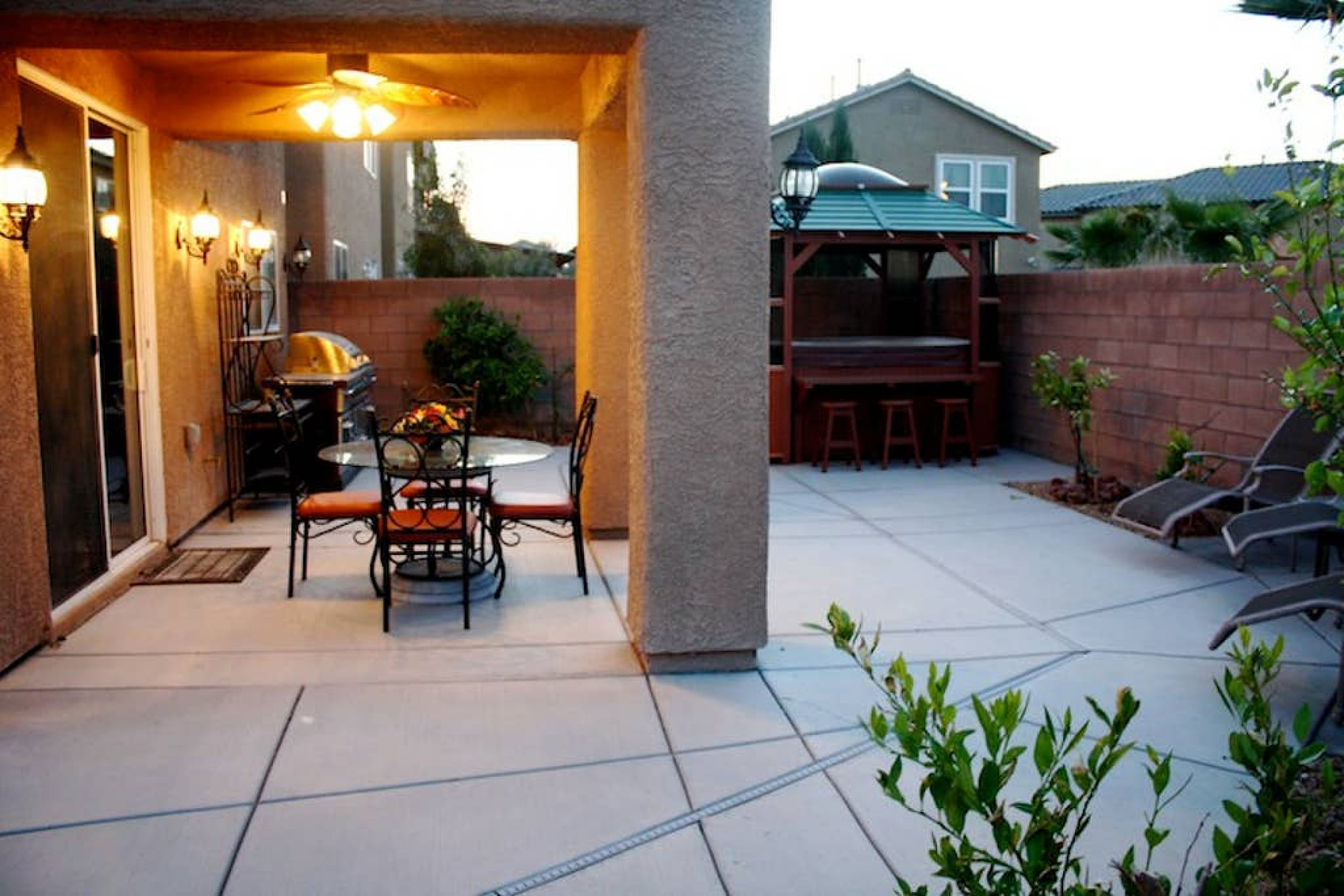 Charming 5 bedroom home w/ Spa, Game Room