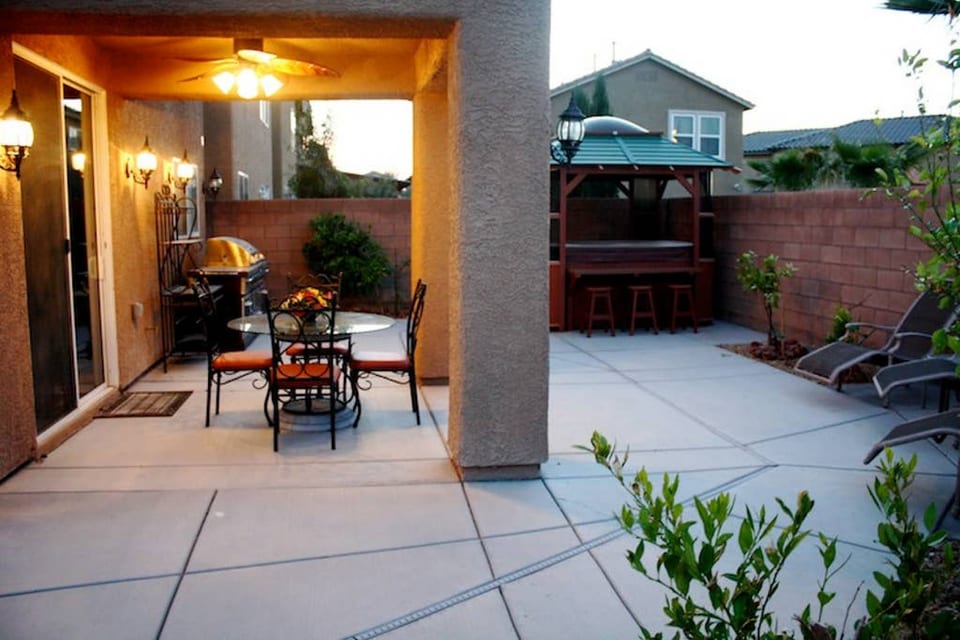 Charming 5 bedroom home w/ Spa, Game Room - Las Vegas